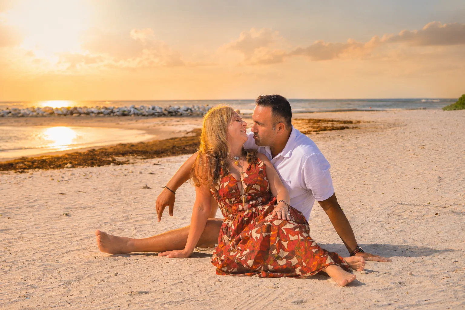 Pareja caminando junto al mar al atardecer