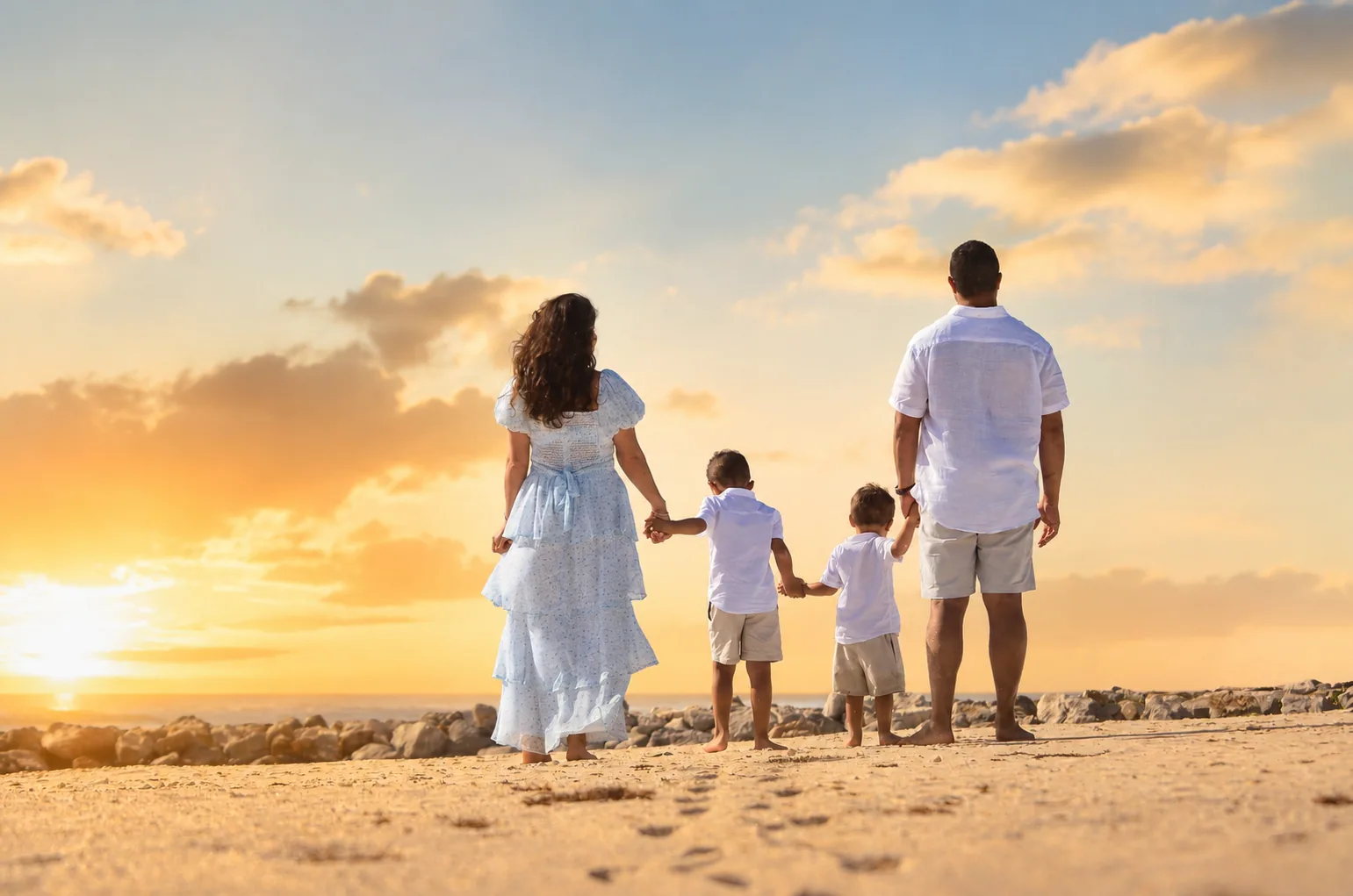 Familia fotografiada al atardecer