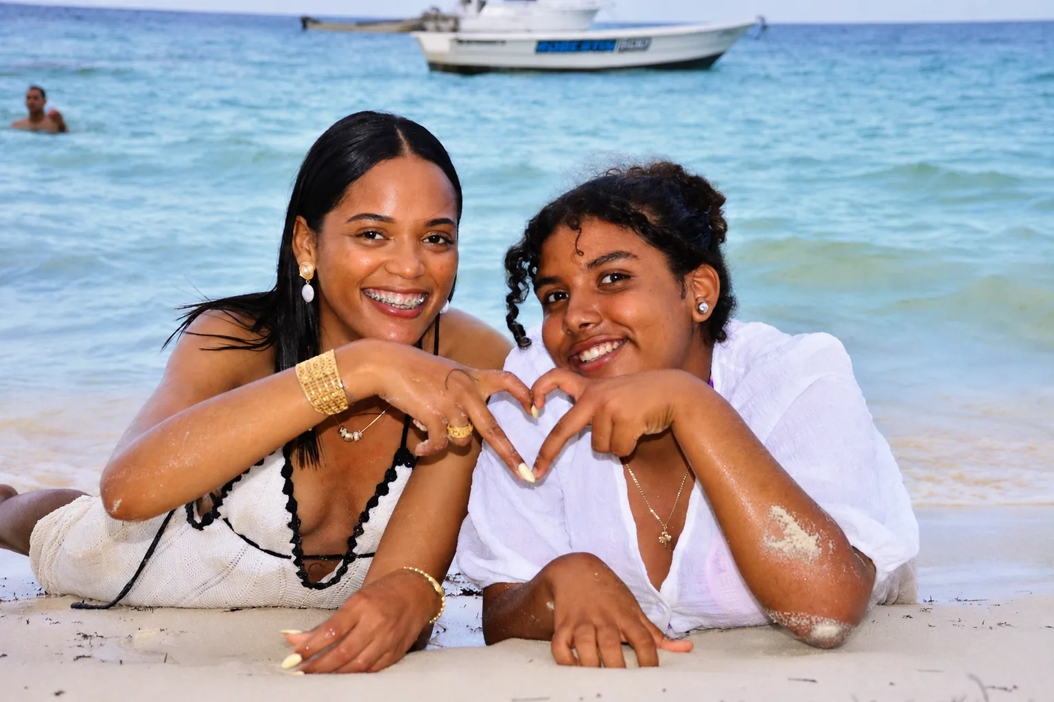 Amigas formando un coraz&oacute;n en la playa