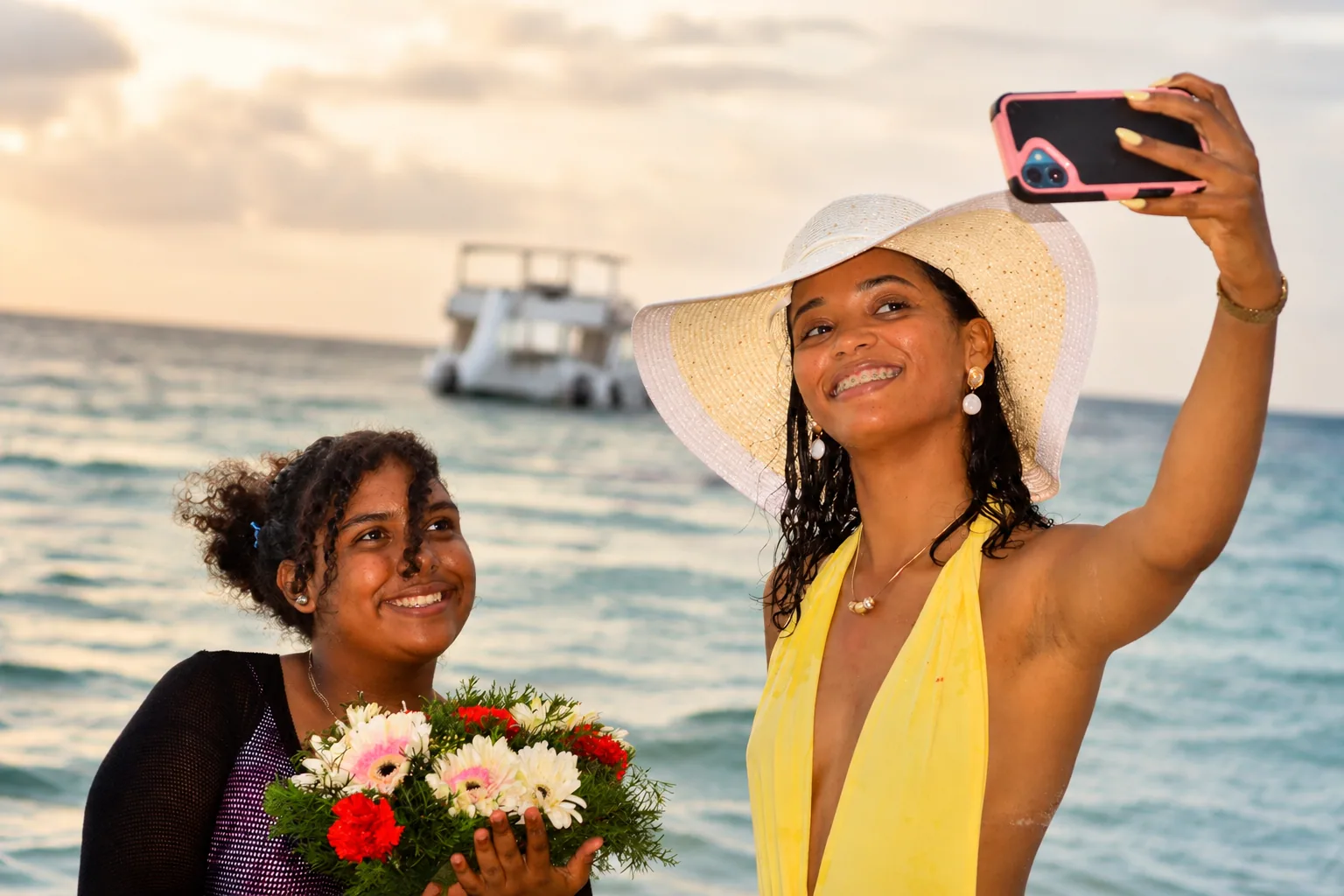 Amigas celebrando su graduaci&oacute;n junto al mar